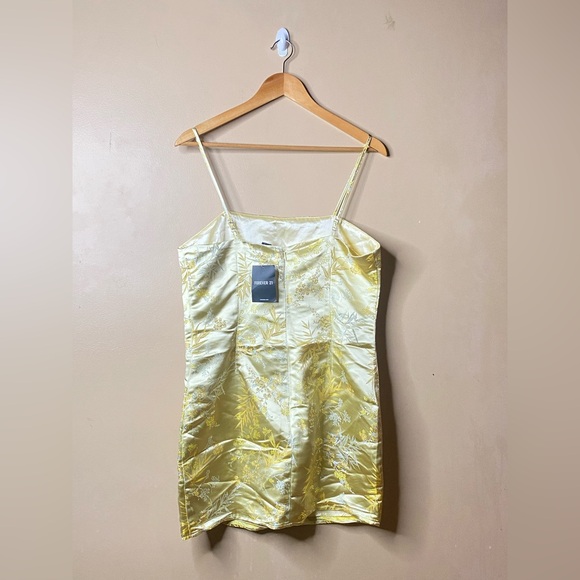 Elegant Satin Mini Dress with Embroidered Floral Detail - Picture 2 of 4